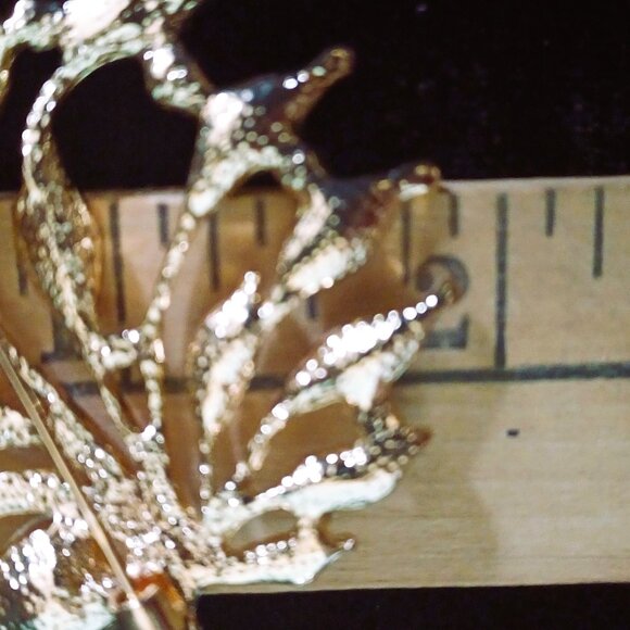 Lovely Gold-tone & Rhinestone Brooch - Picture 4 of 4